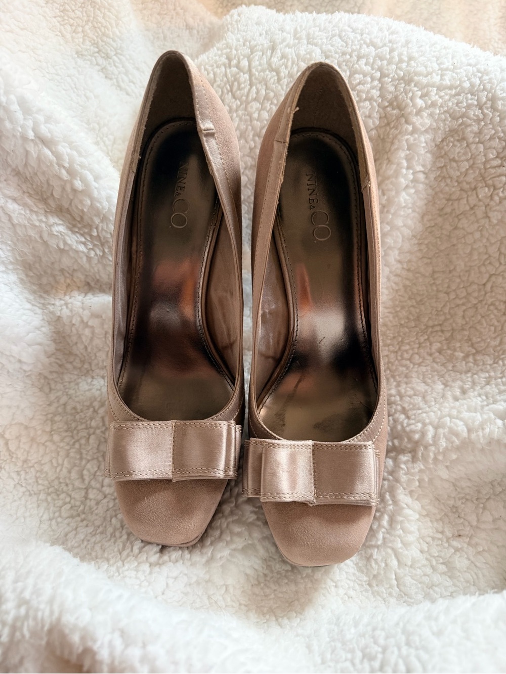 Nine & Co. Beige Suede Pumps with Satin Bow Detailing – Size 8.5